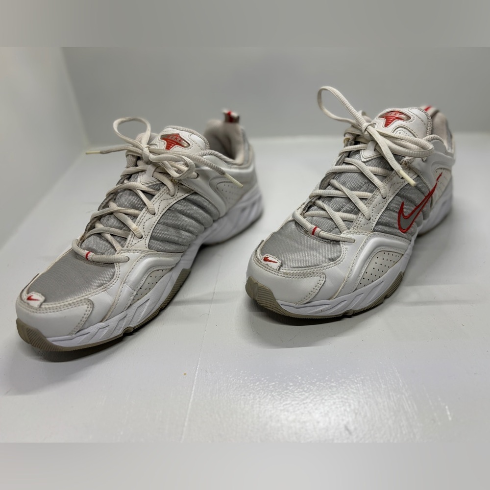Nike Women’s Cross Training Sneakers Size 9 Silver Red Y2K Athletic Running Shoe - Picture 2 of 9